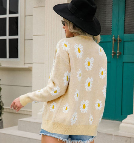 Large size cardigan with daisy print knit sweater