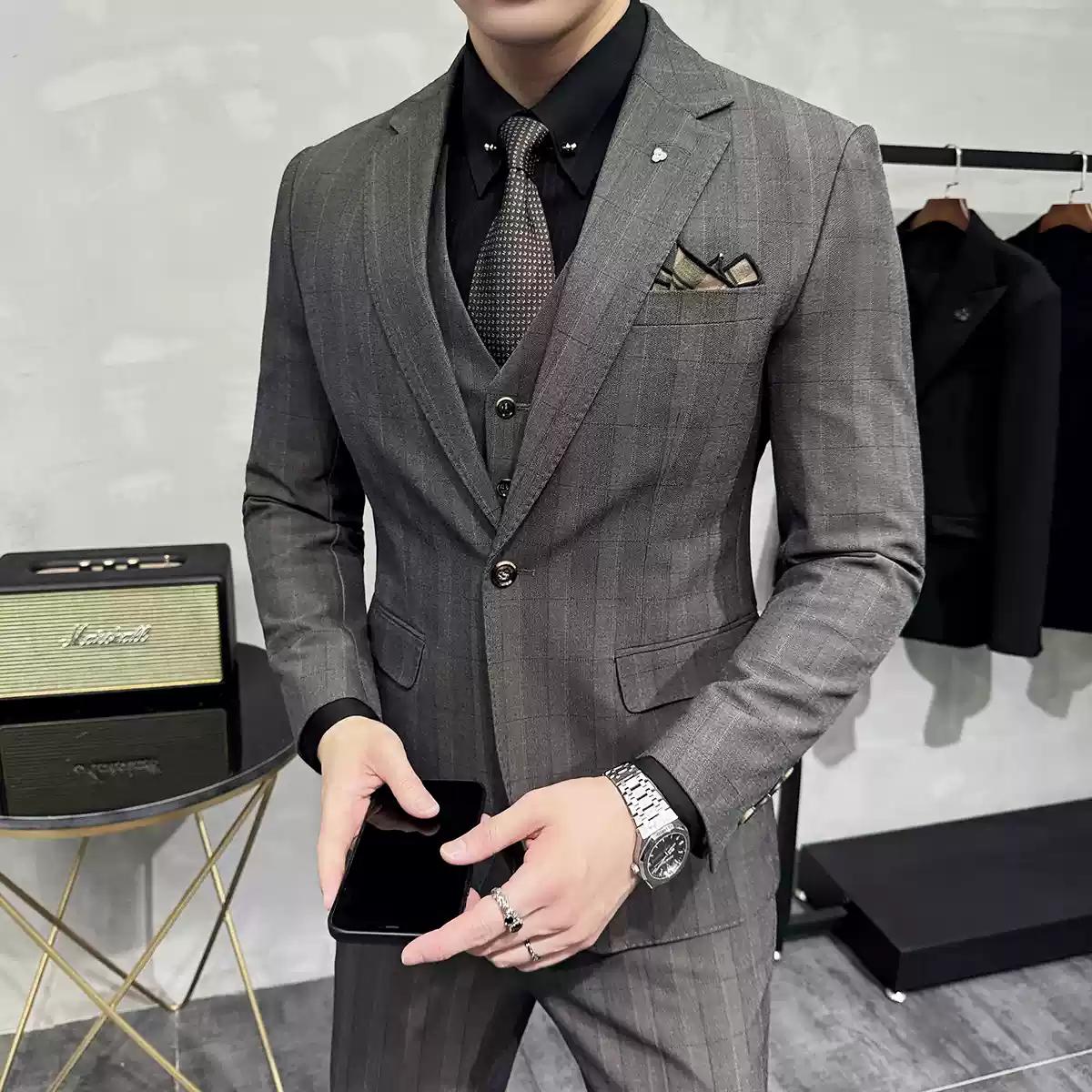 Sophisticated Men's Three - Piece Grey Tweed Suit with Double - breasted Vest , XZ003
