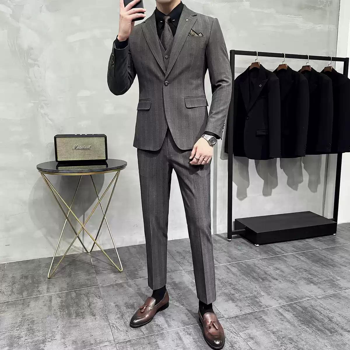 Sophisticated Men's Three - Piece Grey Tweed Suit with Double - breasted Vest , XZ003