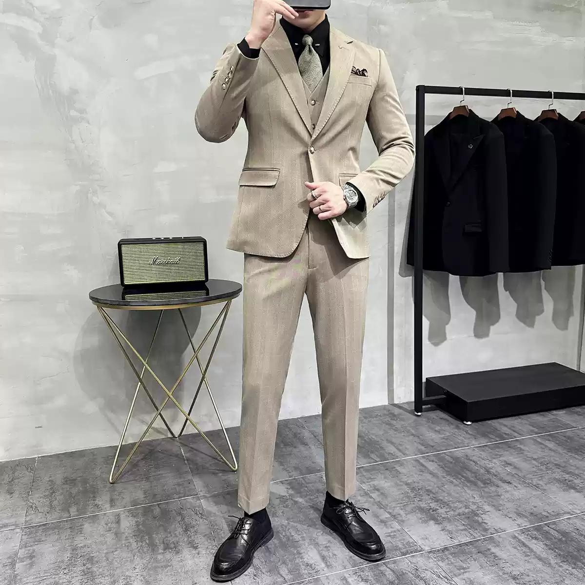Sophisticated Men's Three - Piece Grey Tweed Suit with Double - breasted Vest , XZ003