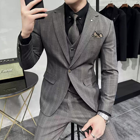 Sophisticated Men's Three - Piece Grey Tweed Suit with Double - breasted Vest , XZ003