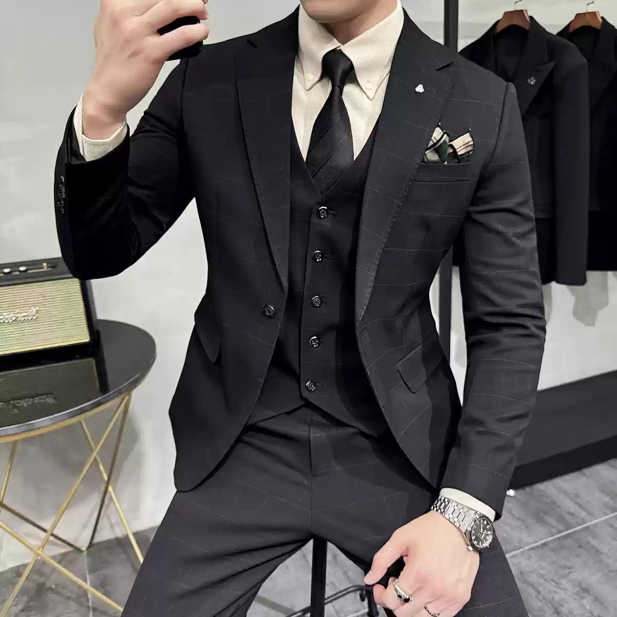 Sophisticated Men's Three - Piece Grey Tweed Suit with Double - breasted Vest , XZ003
