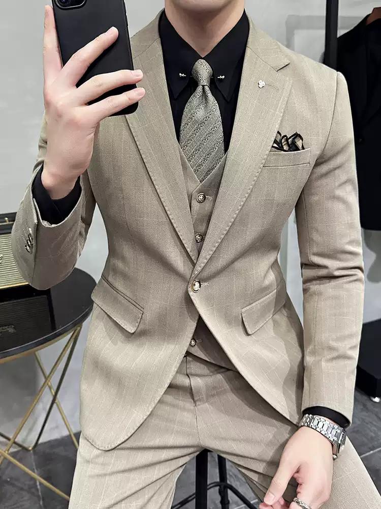Sophisticated Men's Three - Piece Grey Tweed Suit with Double - breasted Vest , XZ003